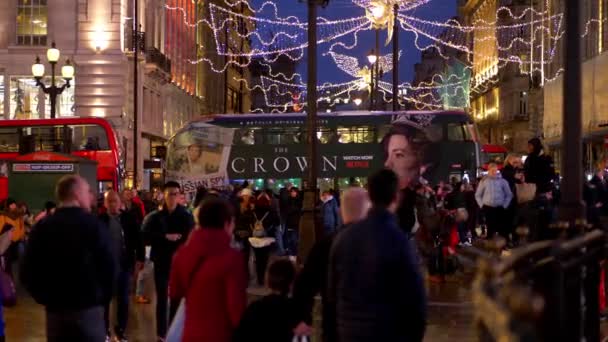 Londýnský Piccadilly Circus na Vánoce - Londýn, Anglie - 10. prosince 2019 — Stock video