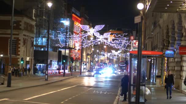 Typical street view in London at Christmas time - Λονδίνο, Αγγλία - 10 Δεκεμβρίου 2019 — Αρχείο Βίντεο