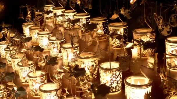 Kolotoče svíček na prodej na vánočním trhu - Londýn, Anglie - 10. prosince 2019 — Stock video