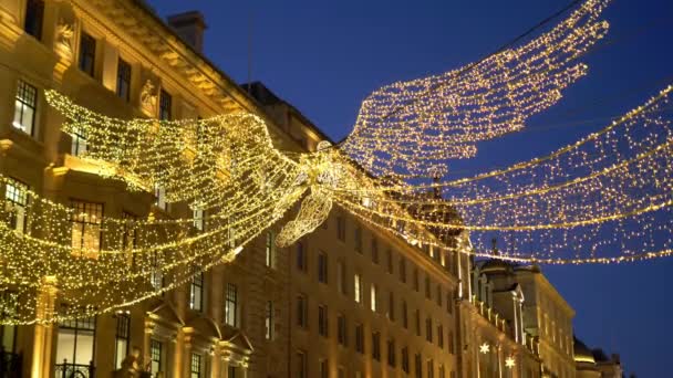 Light angels in the streets of London at Christmas time - LONDON, ENGLAND - DECEMBER 10, 2019 — Stock Video