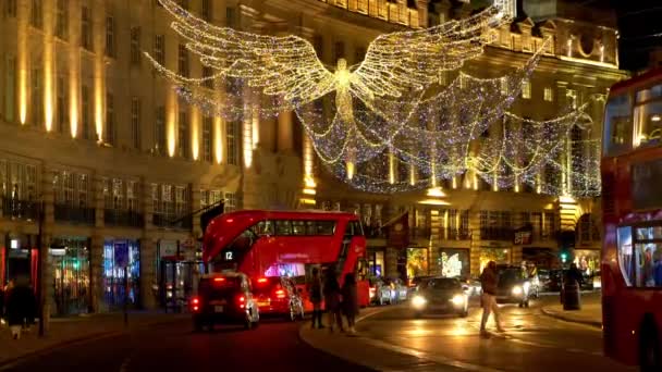 Tráfego de rua na Regent Street London na hora do Natal - LONDRES, ENGLÂNDIA - DEZEMBRO 10, 2019 — Vídeo de Stock
