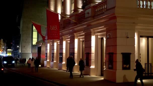 Vista serale della Royal Opera House di Londra - LONDRA, INGHILTERRA - 10 DICEMBRE 2019 — Video Stock