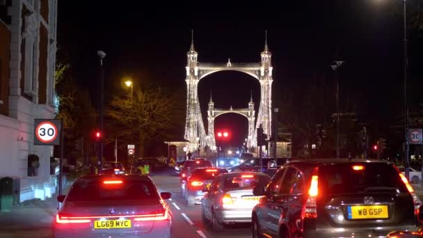 Atasco de tráfico en Albert Bridge London - LONDRES, INGLATERRA - 10 DE DICIEMBRE DE 2019 — Vídeo de stock