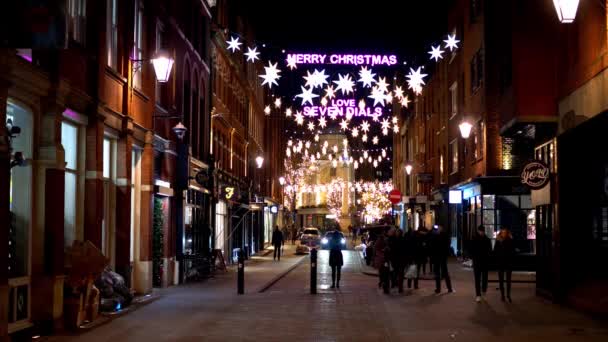 Maravillosos Seven Dials en Londres en Navidad - LONDRES, INGLATERRA - 10 DE DICIEMBRE DE 2019 — Vídeos de Stock