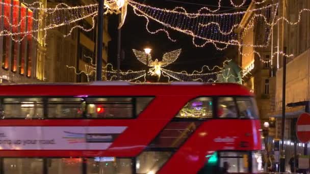 Автобус на London Piccadilly Circus at Christmas time - London, England - 10 грудня 2019 — стокове відео