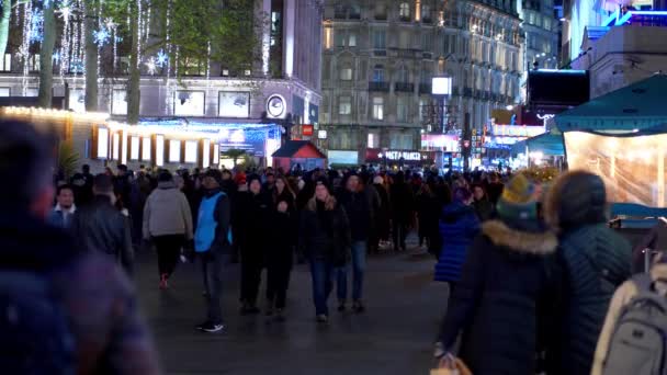 Leicester Square London - многолюдное место - ЛОНДОН, Англия - ДЕКАБРЬ 10, 2019 — стоковое видео