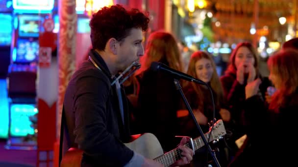 Μουσικός τραγουδάει στο The Streets of London - London, England - December 10, 2019 — Αρχείο Βίντεο