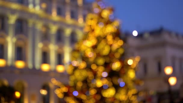 Fondo borroso de un árbol de Navidad - LONDRES, INGLATERRA - 10 DE DICIEMBRE DE 2019 — Vídeo de stock