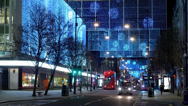 Autobús de Londres en Oxford Street en Navidad - LONDRES, INGLATERRA - 10 DE DICIEMBRE DE 2019 — Vídeo de stock