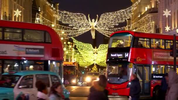 Londen rode bussen met Kerstmis - Londen, Engeland - 10 december 2019 — Stockvideo