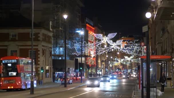 Typowy widok na ulicę w Londynie w czasie świąt Bożego Narodzenia - Londyn, Anglia - 10 grudnia 2019 — Wideo stockowe