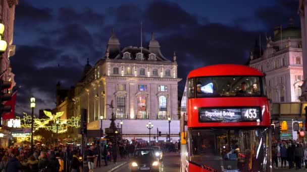 Roter bus in london am piccadilly circus abendblick - london, england - 10. dezember 2019 — Stockvideo