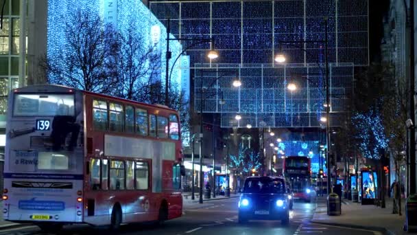 Luces azules de Navidad Oxford Street Londres - LONDRES, INGLATERRA - 10 DE DICIEMBRE DE 2019 — Vídeo de stock