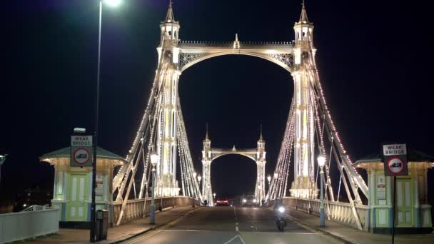 Långdistansutsikt över gatutrafiken på Albert Bridge - London, England - 10 december 2019 — Stockvideo