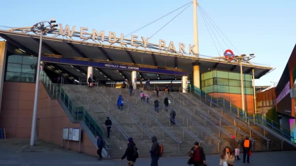 Wembley tunnelbanestation London - London, England - 10 december 2019 — Stockvideo