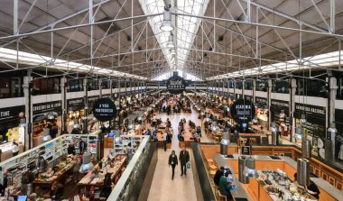 Lizbon 'daki mola yeri Mercado do do Ribeira - Lizbon Şehri, Portekiz - 5 Kasım 2019