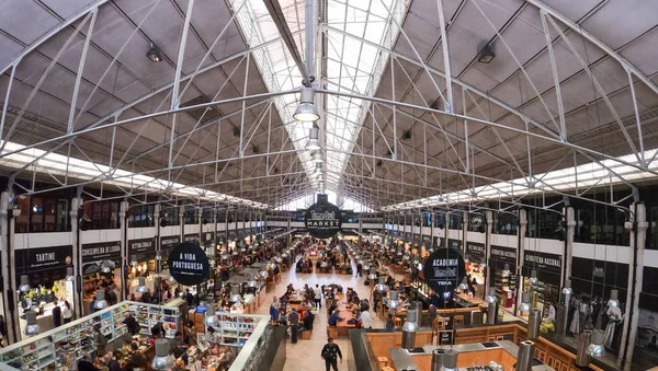 Auszeit Markthalle in Lissabon auch mercado do ribeira genannt - Stadt Lissabon, Portugal - 5. November 2019 — Stockfoto