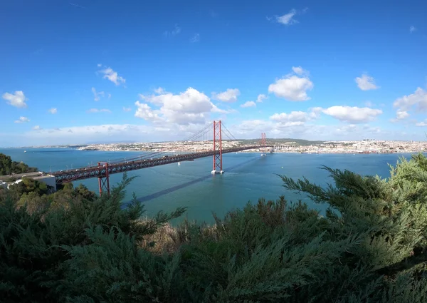 Flygfoto över 25 april Bridge i Lissabon även kallad Salazar Bridge — Stockfoto