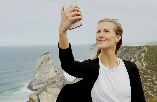 Mujer Joven Toma Selfies Ursa Beach Cape Roca Portugal Fotografía — Foto de Stock