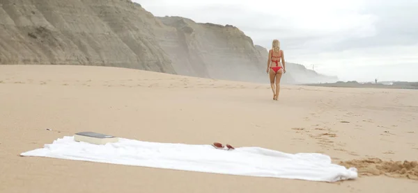 Sexy Frau Bikini Entspannt Sich Sandstrand Meer Reisefotos — Stockfoto