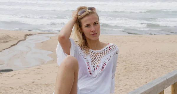 Sexy Mädchen Posiert Für Die Kamera Glückliches Mädchen Sommerurlaub Strand — Stockfoto