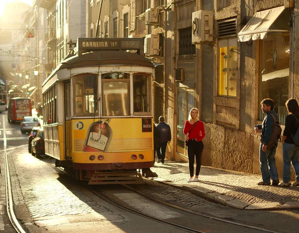 著名的旧电车在里斯本市 里斯本 葡萄牙 2019年10月15日 — 图库照片