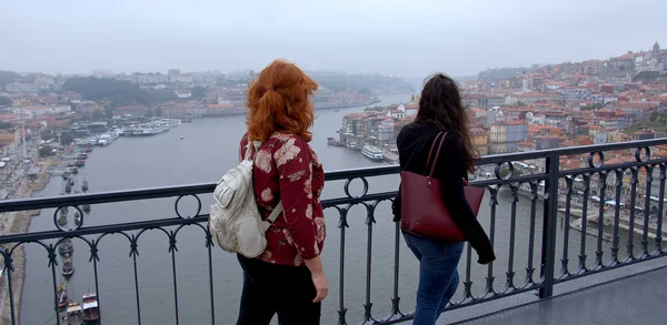 Marcher sur le pont Dom Luis à Porto — Photo