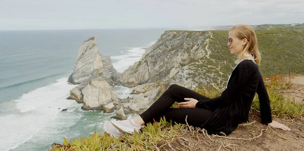 Piękna Kobieta Relaksuje Się Cabo Roca Portugalii Sintra Natural Park — Zdjęcie stockowe