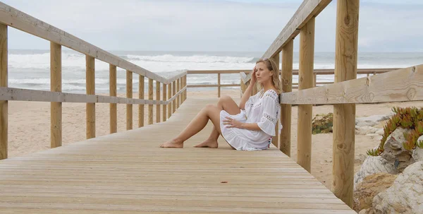 Sexy Meisje Poseert Voor Camera Gelukkig Meisje Zomervakantie Aan Het — Stockfoto