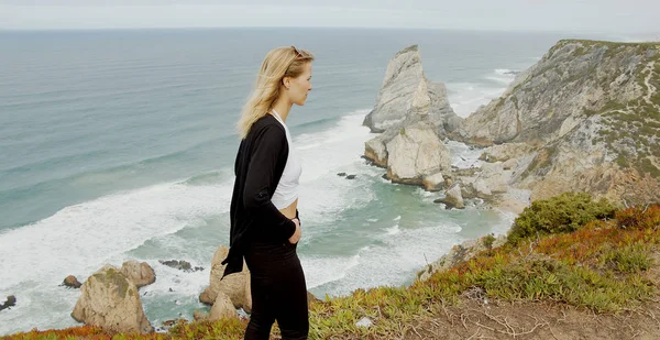 Krásná Žena Odpočívá Cabo Roca Portugalsku Přírodní Park Sintra Cestovní — Stock fotografie
