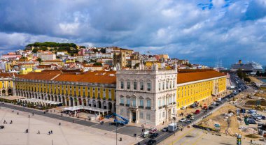 Ticaret Meydanı Lizbon 'un etrafındaki güzel binalar - yukarıdan ünlü Praca do Comercio - insansız hava aracı görüntüleri