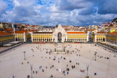 Lizbon 'daki Augusta Gate ve Ticaret Meydanı - Praca do Comercio Lisboa - hava aracı görüntüleri