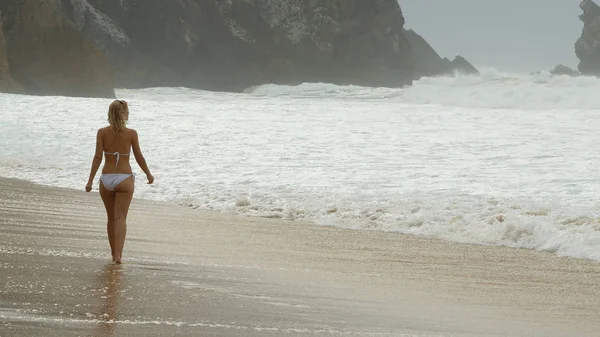 Passeio Longo Uma Praia Areia Oceano Jovem Mulher Férias Verão — Fotografia de Stock