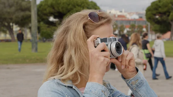 Молода Жінка Фотографує Лісабон Лісабон Португалія Жовтня 2019 Року — стокове фото