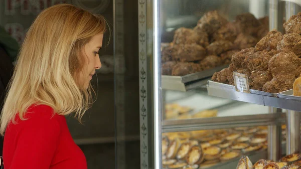 Молодая Женщина Пекарне Ищет Знаменитый Пирог Заварным Кремом Лиссабона Lisbon — стоковое фото