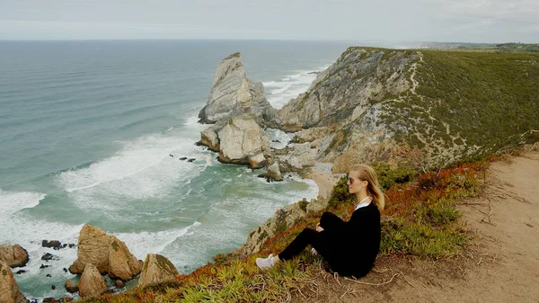 Sitter Vid Kusten Cabo Roca Portugal Fotografi — Stockfoto