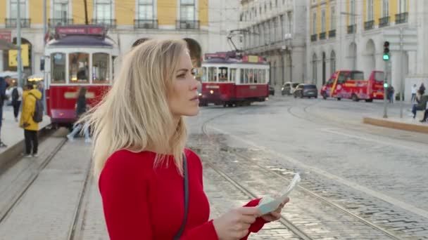 美しい女の子がリスボンの地図で道を開く リスボン ポルトガル 2019年10月15日スローモーション映像 — ストック動画