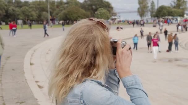 Hermosa Chica Tomando Fotos Mientras Viaja Lisboa Lisboa Portugal Octubre — Vídeos de Stock