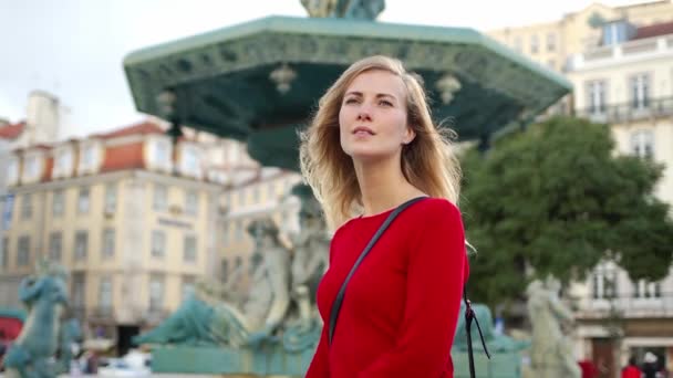 Beautiful Girl Walking Lisbon Streets Lisbon Portugal October 2019 Slowmotion — Αρχείο Βίντεο