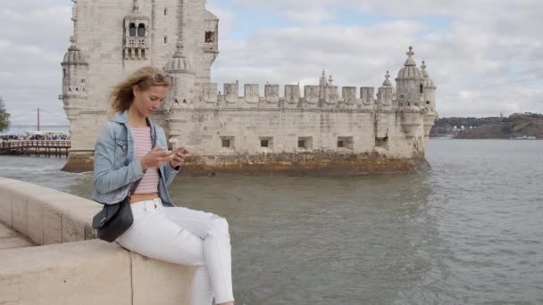 Beautiful Girl Walking Lisbon Streets Lisbon Portugal October 2019 Slowmotion — Αρχείο Βίντεο