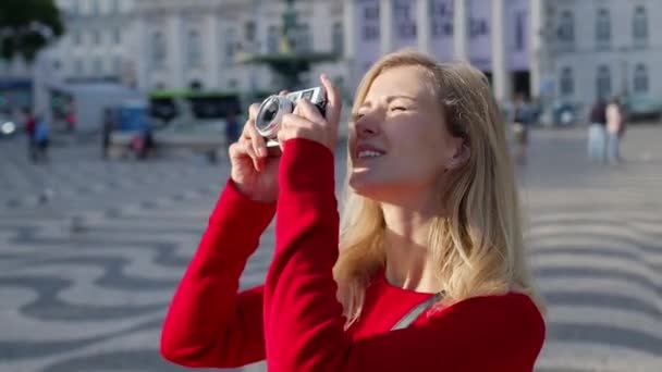 Hermosa Chica Tomando Fotos Mientras Viaja Lisboa Lisboa Portugal Octubre — Vídeos de Stock