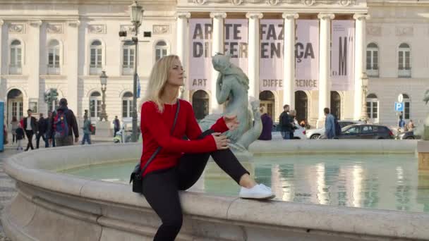 Mooi Meisje Loopt Door Straten Van Lissabon Lissabon Portugal Oktober — Stockvideo
