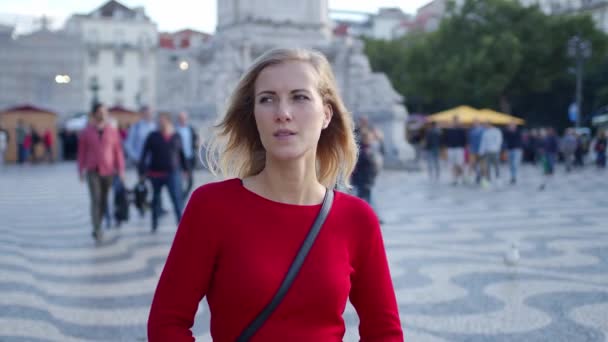 Hermosa Chica Caminando Por Las Calles Lisboa Lisboa Portugal Octubre — Vídeo de stock