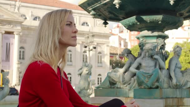 Belle Fille Marchant Dans Les Rues Lisbonne Lisbonne Portugal Octobre — Video