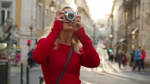 Schönes Mädchen Beim Fotografieren Während Einer Reise Nach Lissabon Lissabon — Stockvideo