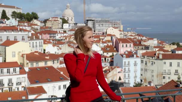 Mooi Meisje Loopt Door Straten Van Lissabon Lissabon Portugal Oktober — Stockvideo