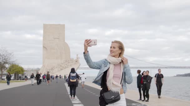 Menina Bonita Tirar Fotos Enquanto Viaja Para Lisboa Lisboa Portugal — Vídeo de Stock