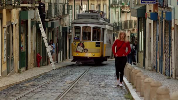 美丽的女孩走过里斯本街头 葡萄牙里斯本 2019年10月15日慢镜头 — 图库视频影像