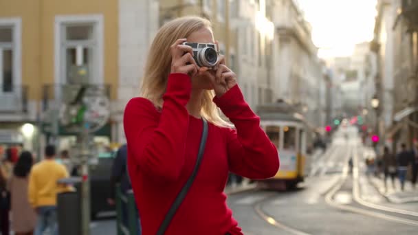 Mooi Meisje Maakt Foto Reis Naar Lissabon Lissabon Portugal Oktober — Stockvideo