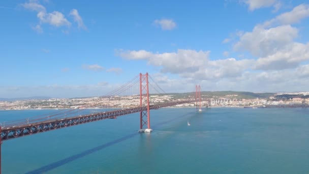 里斯本Tejo河著名的4月25日大桥的空中景观 无人驾驶飞机镜头 — 图库视频影像